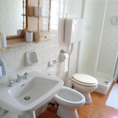 3 Bedrooms With Enclosed Garden At * Дервио